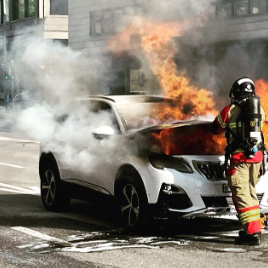 Auto geht in Bern beim Inselspital in Flammen auf