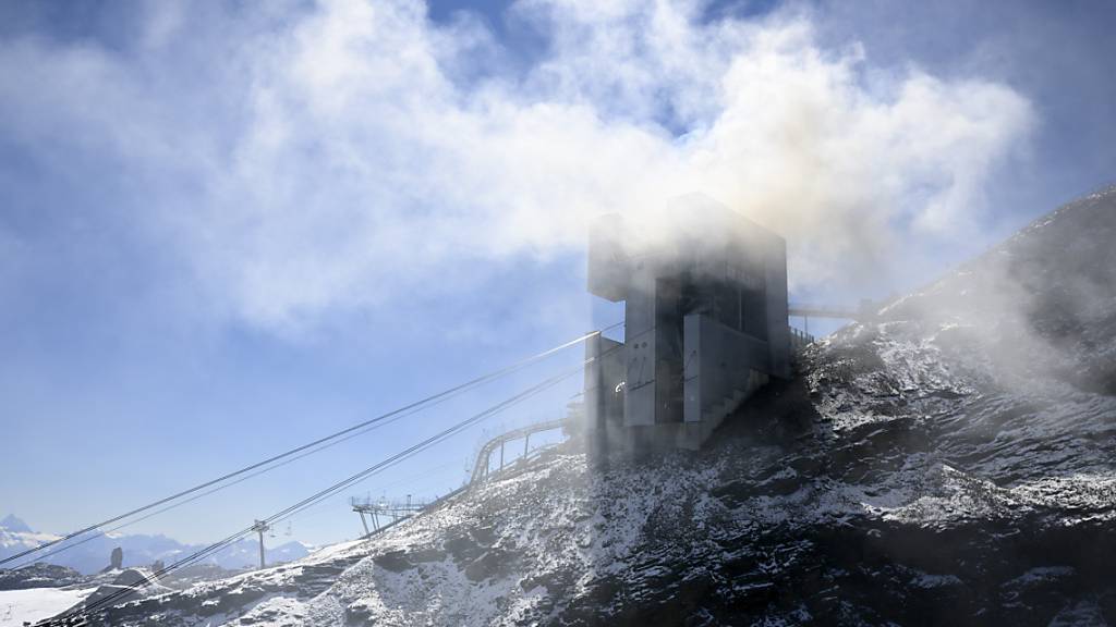 Das Feuer hat den 3. und 4. Stock der Bergstation Glacier 3000 in Les Diablerets VD stark beschädigt.