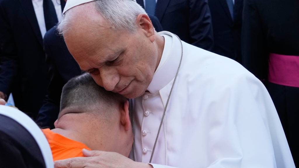 dpatopbilder - Papst Leo XIV. begrüßt die Gläubigen vor Beginn einer Messe in der Basilika Santa Maria degli Angeli. Der Heilige Vater trifft sich in Assisi mit Jugendlichen, die am «GO! Franziskanisches Jugendtreffen 2026» teilnehmen. Foto: Gregorio Borgia/AP/dpa