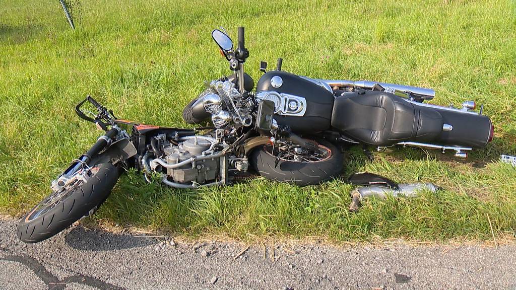 Schwerer Unfall: In Boswil fahren zwei Töfffahrer frontal ineinander