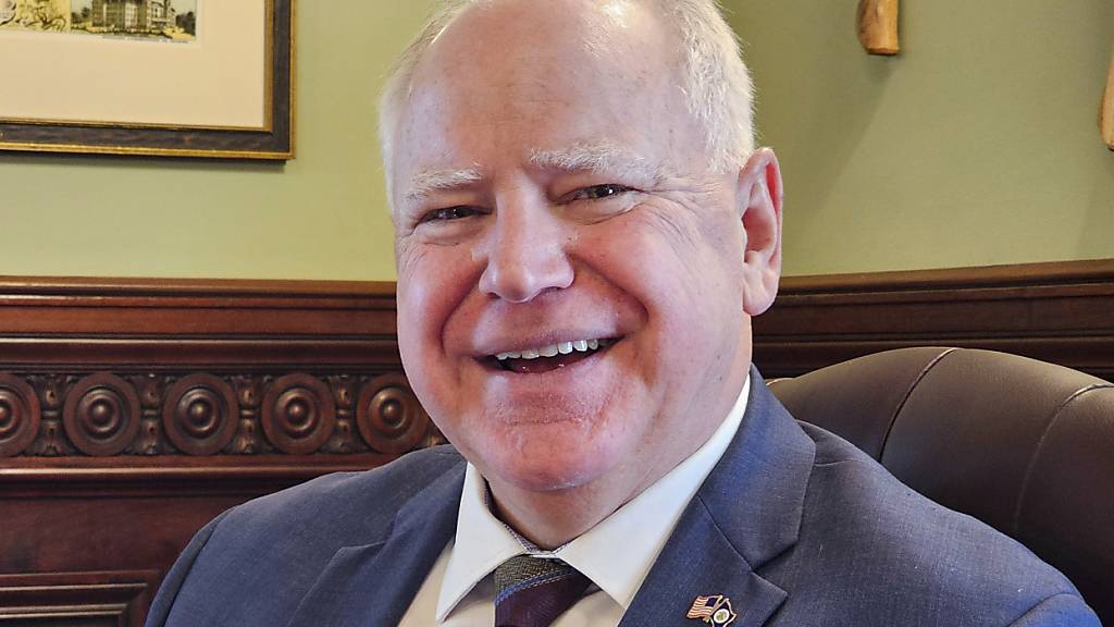 ARCHIV - Tim Walz, Gouverneur von Minnesota, lacht bei einem Interview in seinem Büro im State Capitol. Foto: Steve Karnowski/AP/dpa