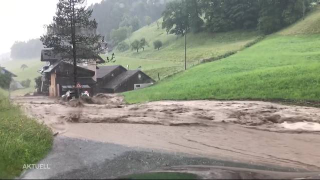 Gewaltige Schäden wegen Gewitter- und Hagelstürmen