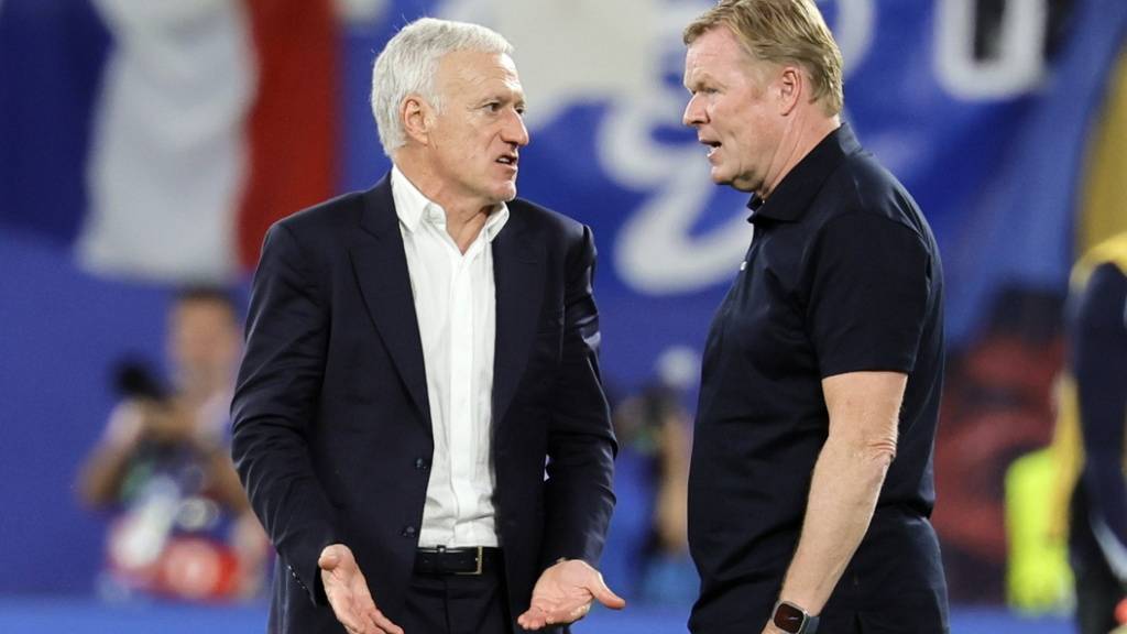 Frankreichs Trainer Didier Deschamps (links) unterhält sich nach der Partie mit seinem Antipoden Ronald Koeman