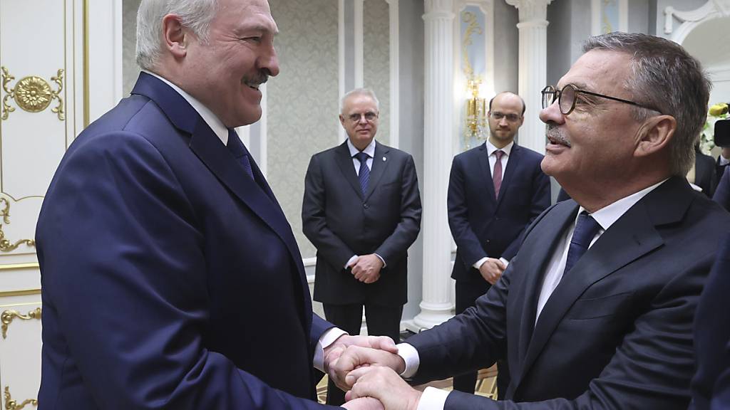 Bilder wie dieses zwischen Diktator Alexander Lukaschenko (links) und René Fasel (rechts) sorgten international für Empörung