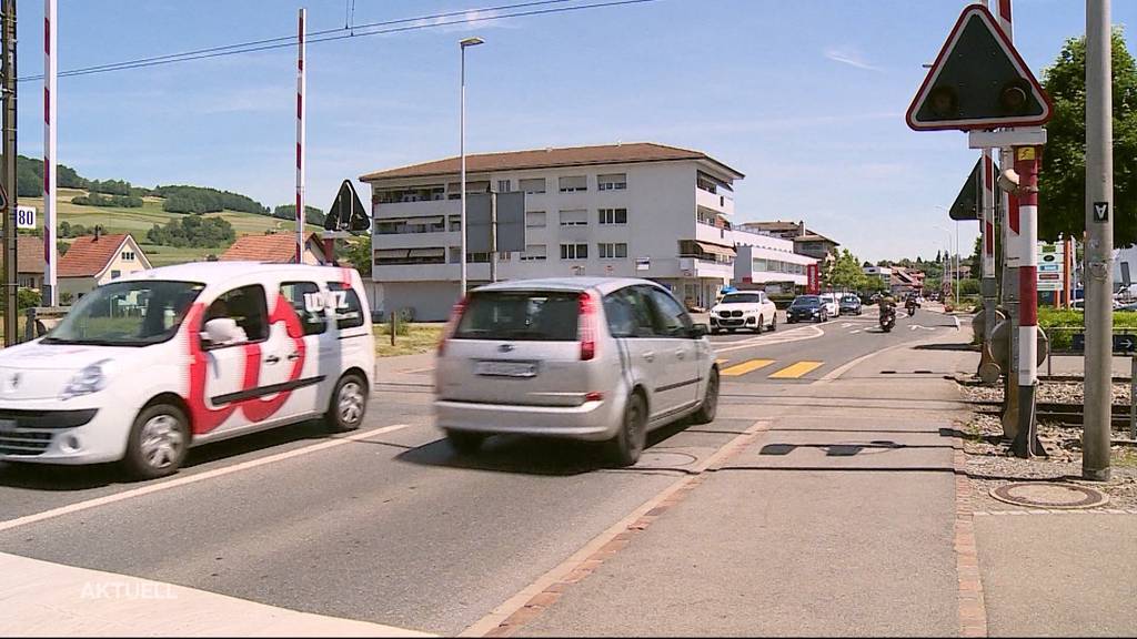 Barriere-Crash: Ein Lastwagen fährt in Reinach auf die Bahngleise