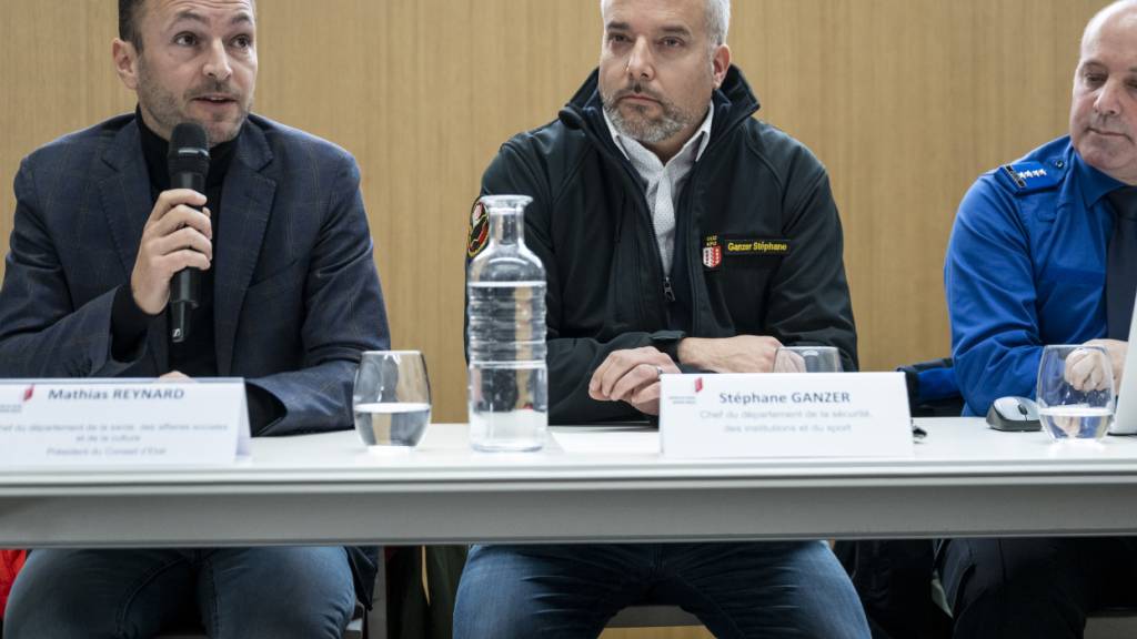 Der Walliser Staatsratspräsident Mathias Reynard (links) hat den Angehörigen der Opfer der Katastrophe in Crans-Montana VS im Namen des Kantons das Beileid ausgedrückt.