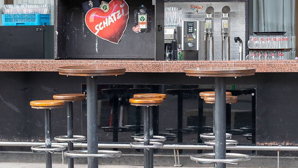 ARCHIV - Eine leere Bar. Zu den folgenschweren Ereignissen in der Corona-Krise in Ischgl ermitteln die Behörden in Österreich gegen vier Beschuldigte. Foto: Jakob Gruber/APA/dpa