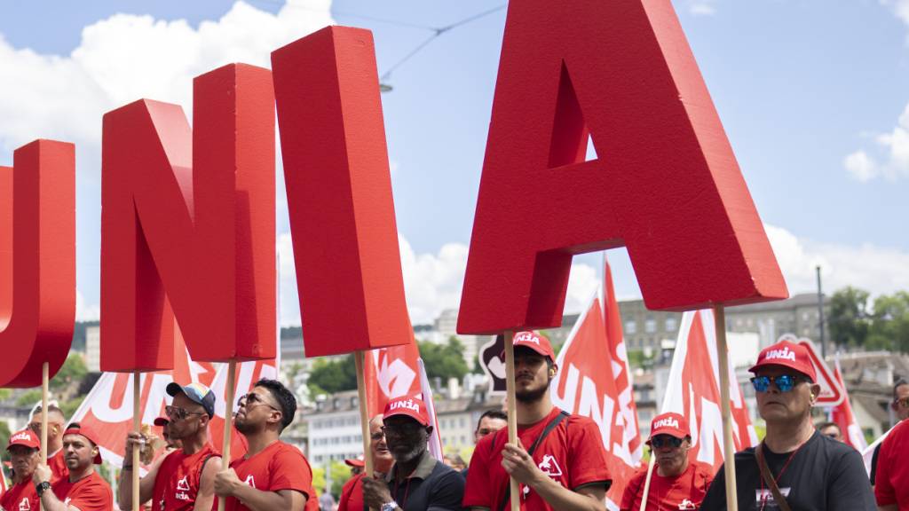 Die Gewerkschaft Unia feiert 2025 ihr 20-jähriges Bestehen. Im Bild Bauarbeiter an einer Demonstration im Mai. (Archivbild)