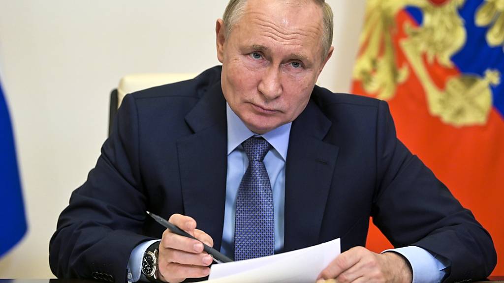 Russlands Präsident Wladimir Putin hält eine Rede. Angesichts der steigenden Zahl von Corona-Infektionen und Todesfällen hat er angeordnet, dass viele russische Arbeitnehmer ab Monatsende eine Woche lang nicht zur Arbeit gehen sollen.