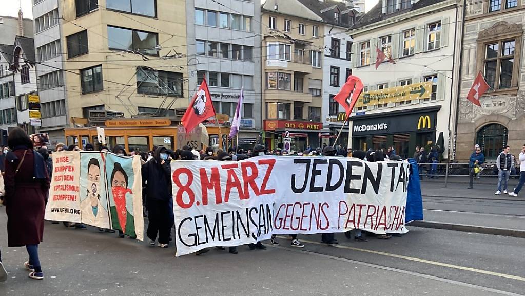 In Basel haben am späten Samstagnachmittag rund 300 Personen gegen "systematische Gewalt durch Patriarchat, Kapitalismus, Rassismus, Grenzen und Staaten“ demonstriert.