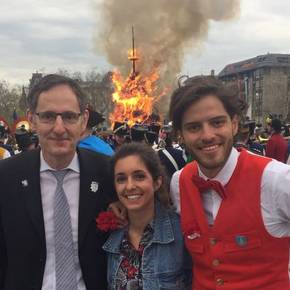 Regierungsrat Mario Fehr moderierte mit der Abig-Show, bis dem Böög der Kopf wegklöpfte