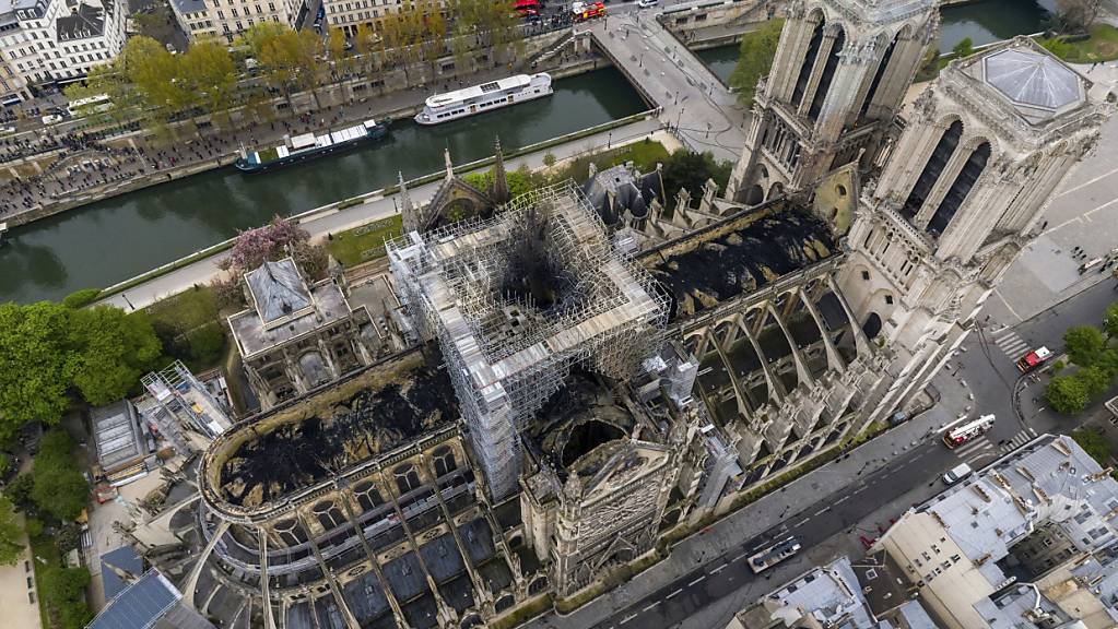 ARCHIV - Eine Luftaufnahme der Pariser Kathedrale Notre-Dame zeigt die Brandschäden. Foto: Gigarama.Ru/Gigarama.ru/dpa