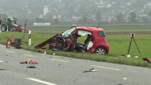 Schwerer Unfall in Kestenholz – Frau und Kleinkind im Spital