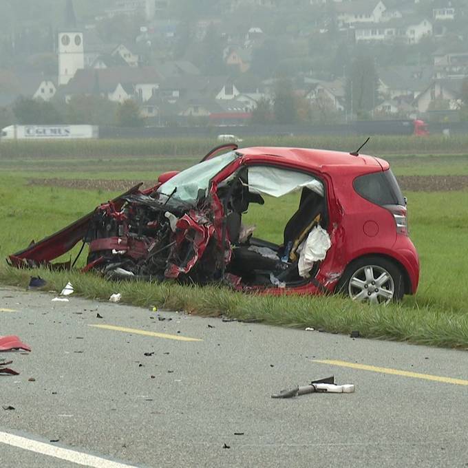 Schwerer Unfall in Kestenholz – Frau und Kleinkind im Spital