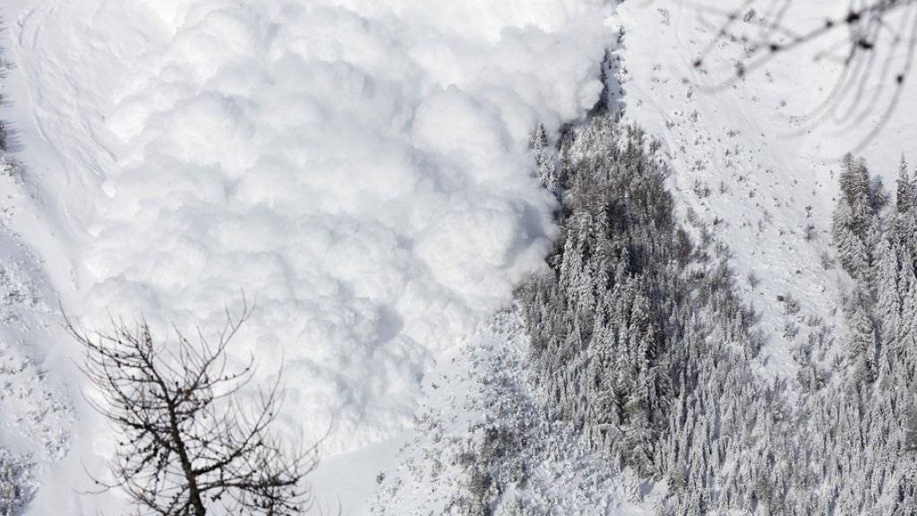In Lawinen und Schneebrettern sind im zu Ende gehenden Winter bisher 13 Menschen ums Leben gekommen. (Symbolbild)