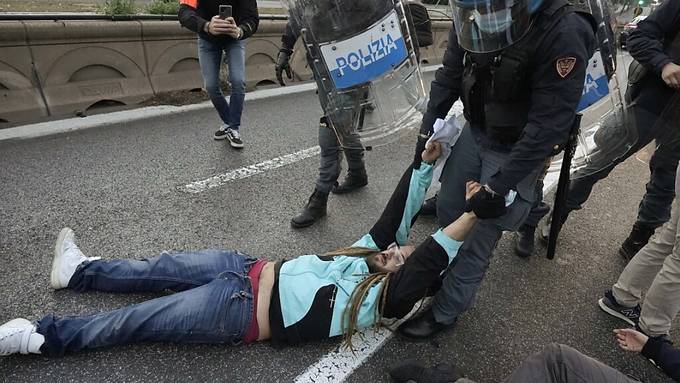 Vor G20-Gipfel: Polizei räumt Blockade von Klima-Aktivisten in Rom