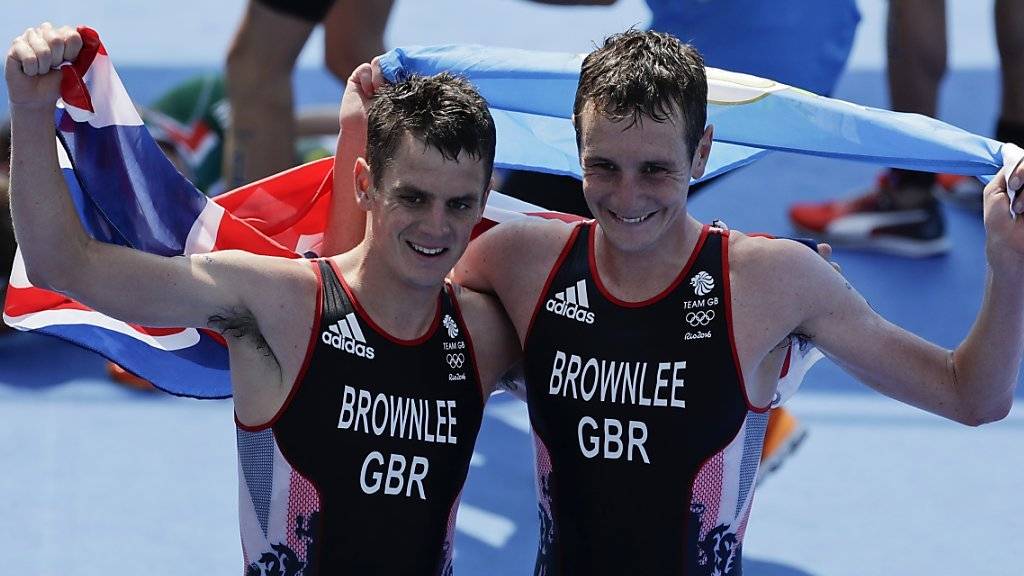 Die Brüder Alistair (rechts) und Jonathan Brownlee aus Grossbritannien sichern sich an den Olympischen Spielen in Rio de Janeiro im Triathlon Gold und Silber