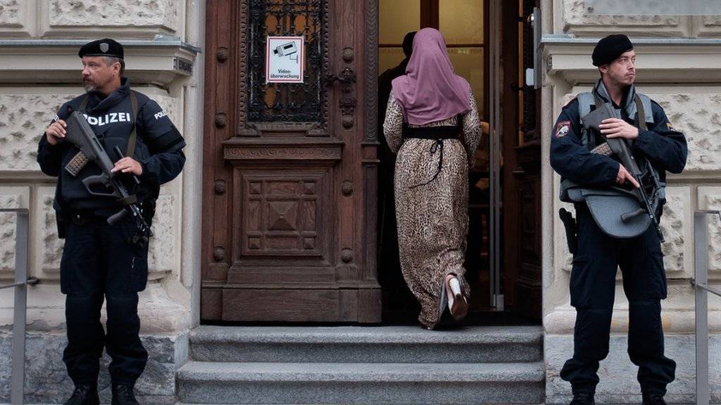 Unter strengen Sicherheitsvorkehrungen fand im österreichischen Graz seit Februar ein Prozess gegen einen islamistischen Hassprediger statt. Nun verurteilte das Gericht den 35-Jährigen zu 20 Jahren Haft.