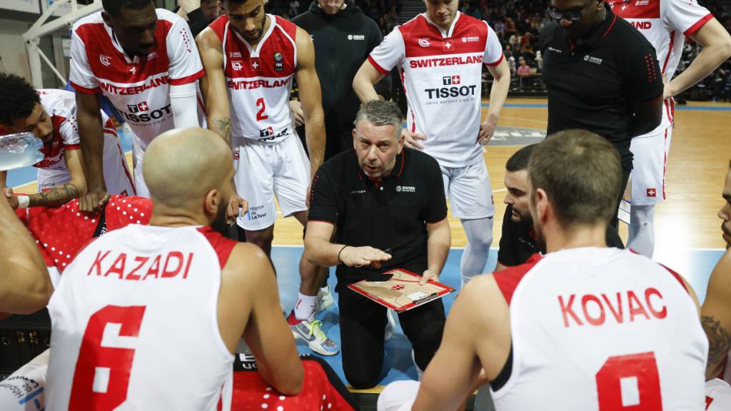 Ohne Nationaltrainer Ilias Papatheodorou (Mitte) verliert die Schweiz das WM-Qualifikationsspiel gegen Bosnien-Herzegowina