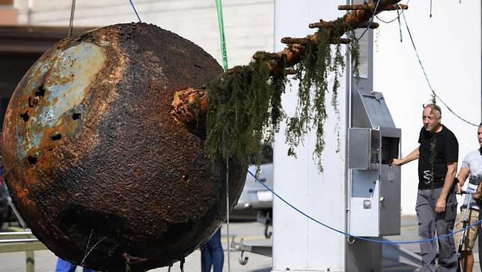 Uralter Bademast aus dem Genfersee gehoben