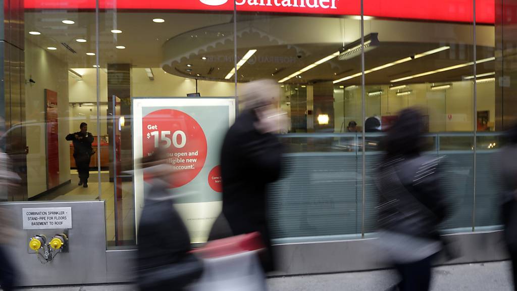 Abschreiber und Rückstellungen für gefährdete Kredite ziehen das Ergebnis der Bank Santander tief in die roten Zahlen. (Archivbild)