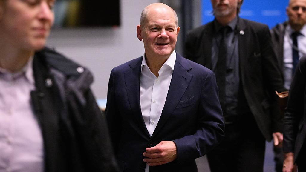 dpatopbilder - Bundeskanzler Olaf Scholz (SPD) verlässt die Landesvertretung Niedersachsen. Foto: Bernd von Jutrczenka/dpa