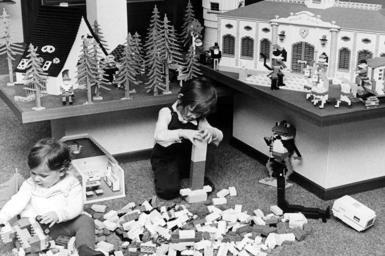 Die grossen Duplo-Steine passen in die von Lego