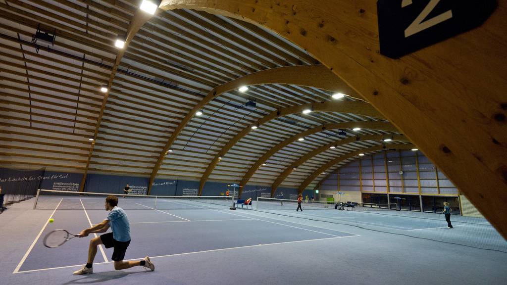 Mehrere Tennisplätze gehören zur Sportanlage Gründenmoos in St.Gallen. (Archivbild)