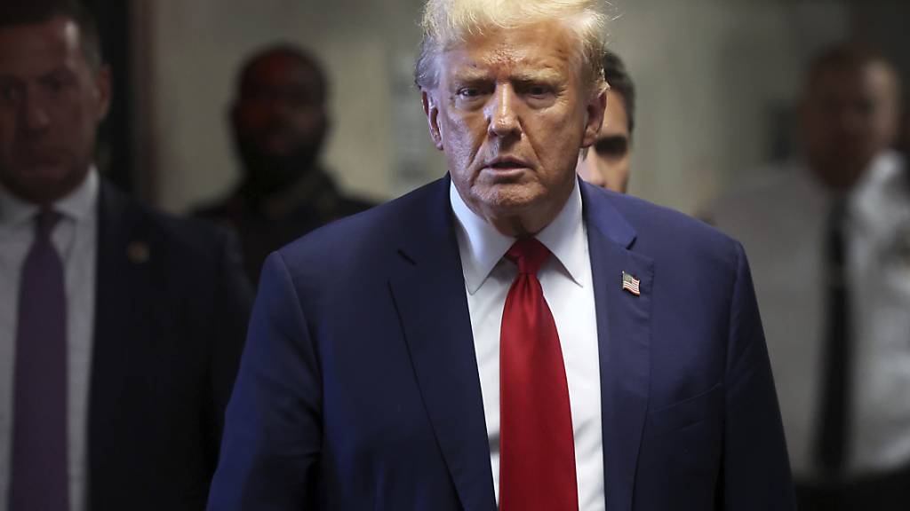 Der ehemalige US-Präsident Donald Trump spricht zu den Medien im Strafgericht von Manhattan während der Fortsetzung seines Prozesses. Foto: Spencer Platt/Pool Getty Images North America/AP/dpa