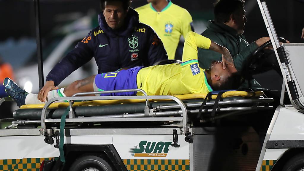 Am 17. Oktober im WM-Qualifikationsspiel gegen Uruguay verletzt, am Donnerstag operiert: Brasiliens Fussballstar Neymar