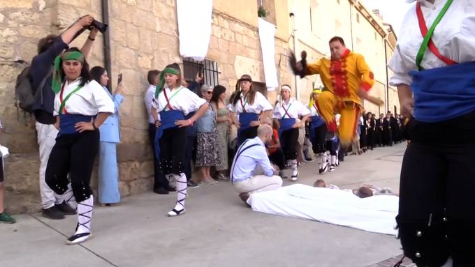 Männer springen über Babys: Spaniens ungewöhnliches Festival