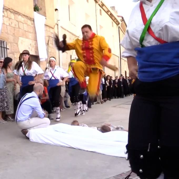 Männer springen über Babys: Spaniens ungewöhnliches Festival