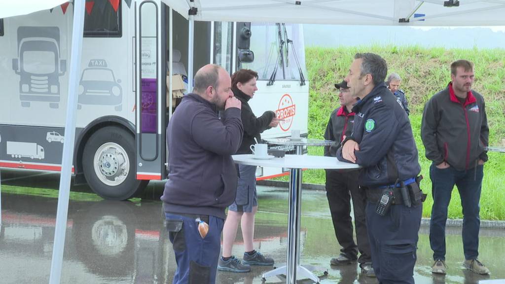 Lastwagenfahrer und Polizei tauschen sich bei Gipfeli aus