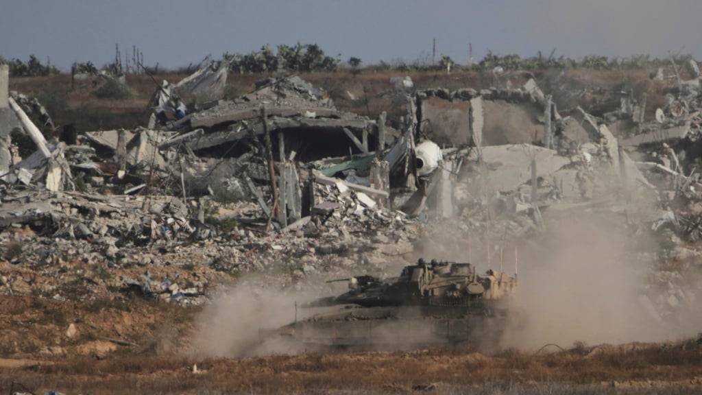 ARCHIV - Ein israelischer Panzer manövriert im Gaza-Streifen, gesehen vom Süden Israels aus am Montag, 19. Mai 2025. Foto: Ohad Zwigenberg/AP/dpa