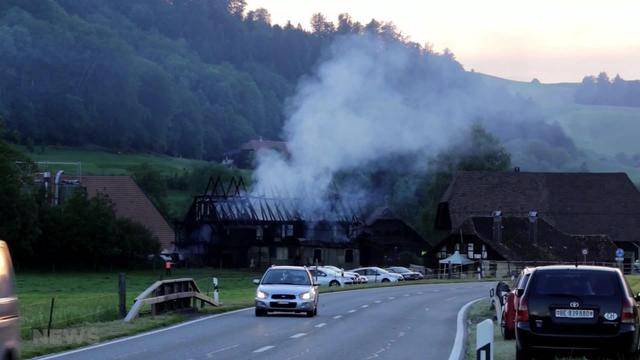 Burgdorf: Nebengebäude von Bauernhaus in Flammen