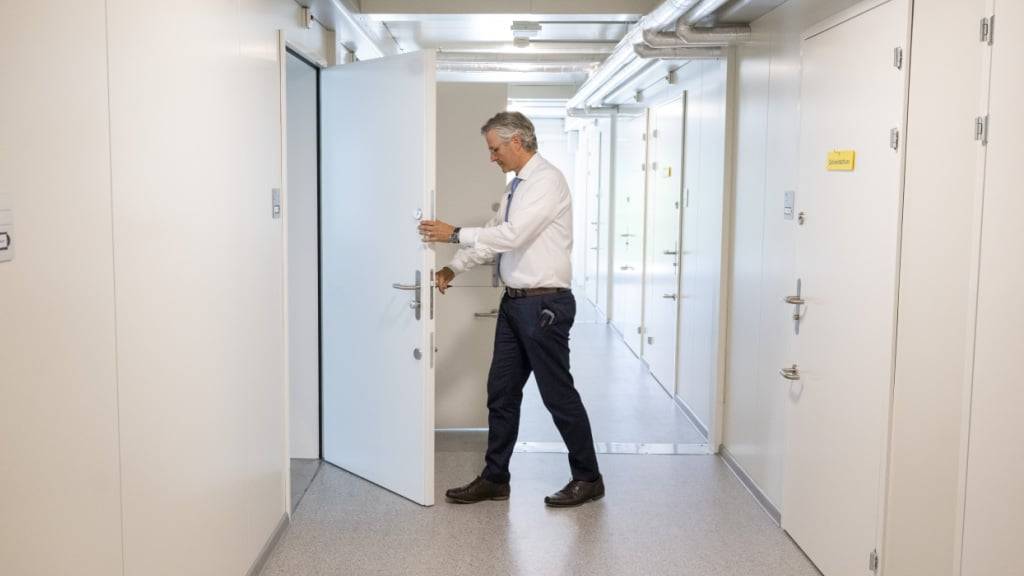 Andreas Moser, der Direktor der Justizvollzugsanstalt Wauwilermoos in Egolzwil LU, öffnet eine Türe im Containerprovisorium.
