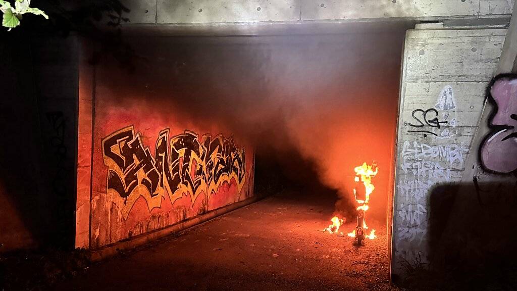 Die Polizei traf den brennenden E-Scooter in einer Unterführung an.