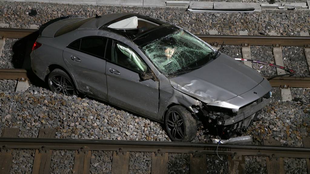 Auto stürzt in Rickenbach auf Bahntrassee: Drei Verletzte