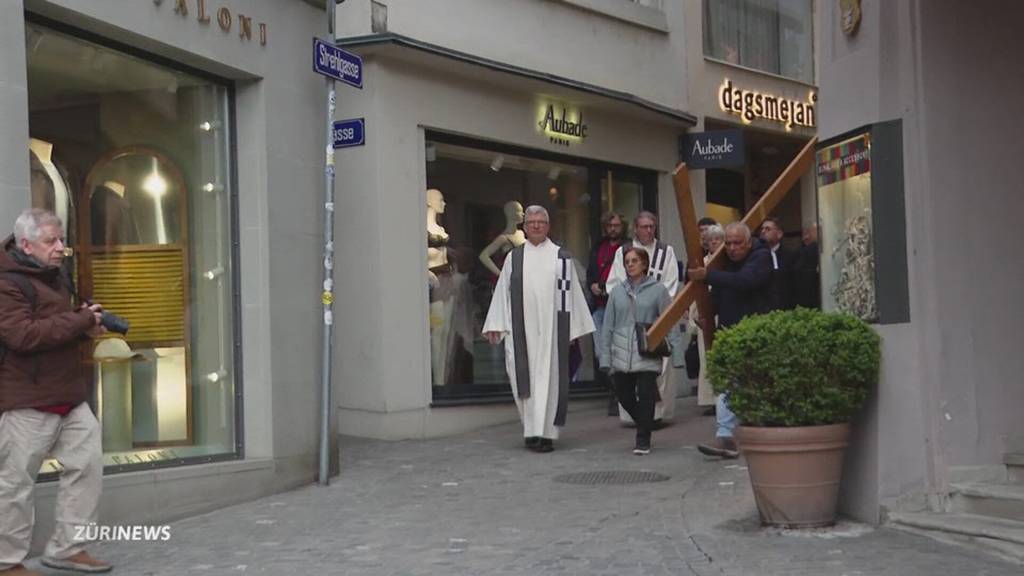 Kreuzweg zum Karfreitag: 500 Gläubige tragen Kreuz durch Zürich