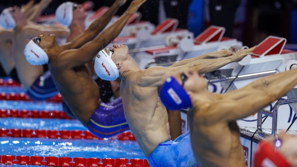 Roman Mityukov mit der weissen Bademütze im Vordergrund legt los.