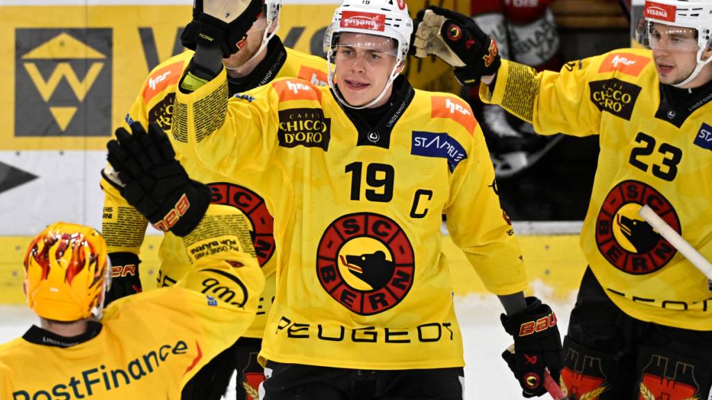 Captain und Torschütze zum alles entscheidenden 3:1: Berns Waltteri Merelä (mitte) jubelt mit seinen Teamkollegen Ian Mitchell (li.) und Marco Lehmann über den vierten Sieg in Serie