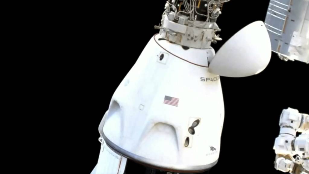 HANDOUT - Die Astronauten in der SpaceX Dragon-Kapsel bereiten sich auf das Abdocken von der Internationalen Raumstation vor. Foto: -/NASA/AP/dpa - ACHTUNG: Nur zur redaktionellen Verwendung im Zusammenhang mit der aktuellen Berichterstattung und nur mit vollständiger Nennung des vorstehenden Credits