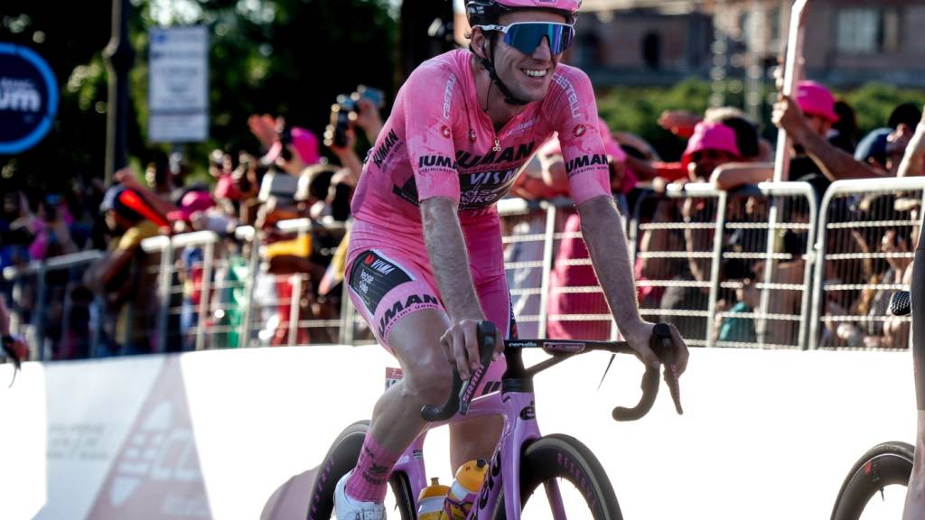 Im kommenden Jahr ist die Maglia Rosa, im Bild Simon Yates, im Tessin zu sehen