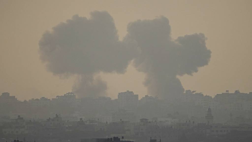 Rauch steigt nach einem israelischen Luftangriff auf den Gazastreifen auf. Foto: Ariel Schalit/AP/dpa