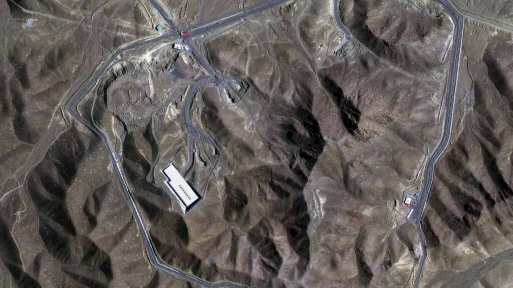 HANDOUT - Dieses von Maxar Technologies zur Verfügung gestellte Satellitenbild zeigt die Anreicherungsanlage Fordo im Iran zwei Tage vor den US-Angriffen, die am 22. Juni 2025 stattfanden. Foto: Uncredited/Maxar Technologies via AP/dpa - ACHTUNG: Nur zur redaktionellen Verwendung im Zusammenhang mit der aktuellen Berichterstattung bis zum 06.07.2025 und nur mit vollständiger Nennung des vorstehenden Credits