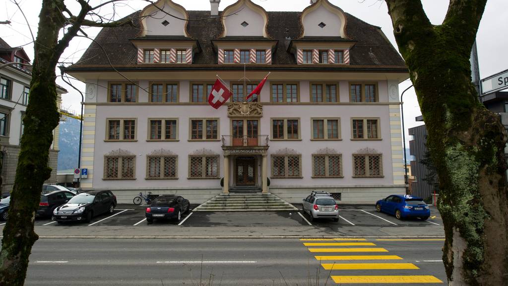 Die Schwyzer Regierung will mit weiteren Massnahmen zuwarten. (Symbolbild)