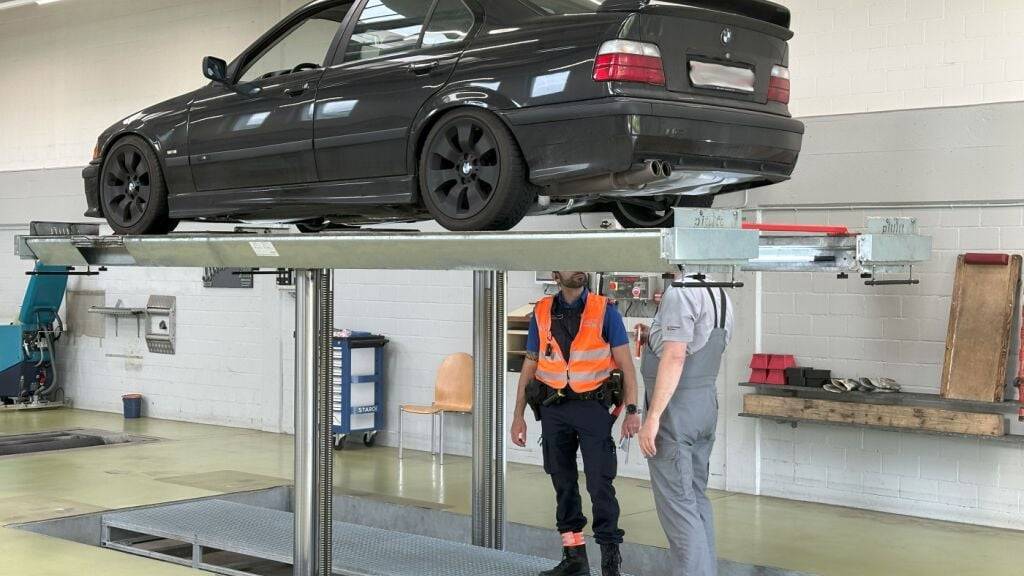Bei Schwerpunktkontrollen zog die Kantonspolizei Schwyz fünf Fahrzeuge aus dem Verkehr.