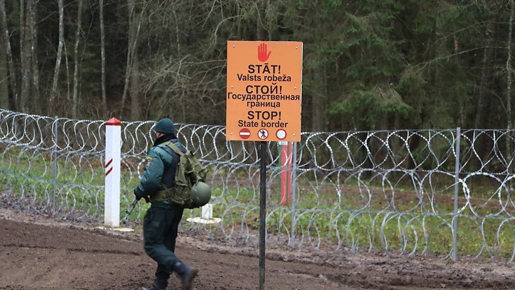 ARCHIV - «Halt - Staatsgrenze» steht in drei Sprachen an der Grenze zwischen Lettland und Belarus. Foto: Alexander Welscher/dpa