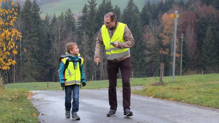 Chäller gibt auf dem Schulweg den «Erklär-Bär».