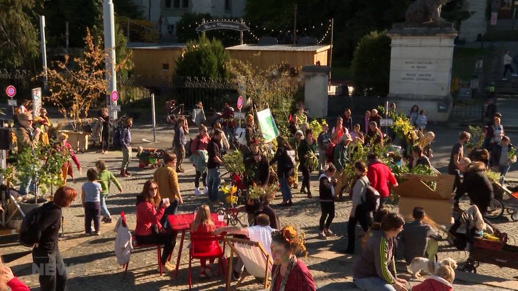 Erste Pflanzenparade zieht durch Stadt Bern